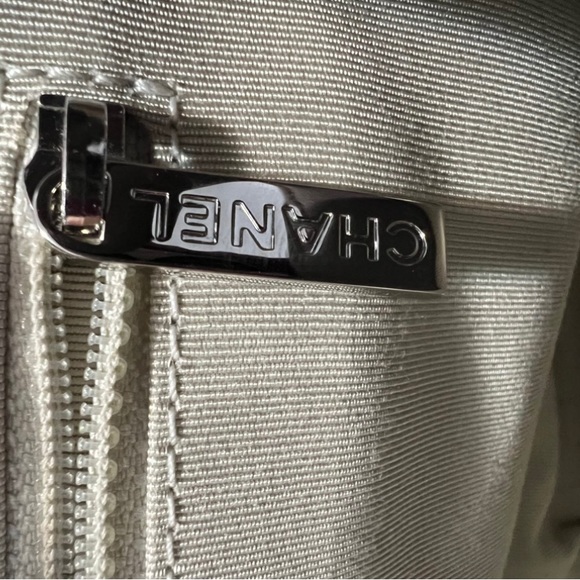 CHANEL shoulder crossbody calfskin leather bag in Gray silver color . - Picture 4 of 9